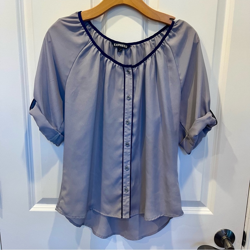 Women’s EXPRESS SZ S GRAY W/BLUE PIPING SHORT SLEEVE SCOOP NECK BLOUSE